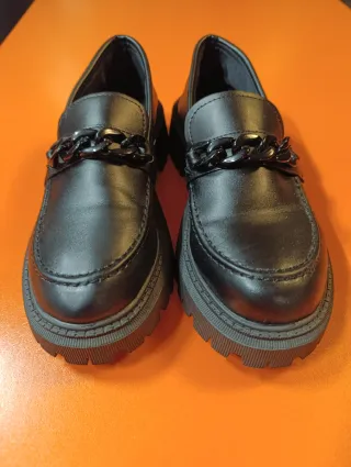 Mocasines suela gruesa con cadena