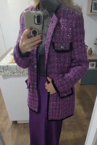 Chaqueta tweed morada detalles terciopelo y brillo