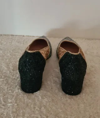 Zapatos de fiesta dorados, plateados y negros.