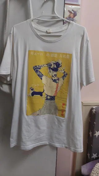 Camiseta negra con dibujo anime