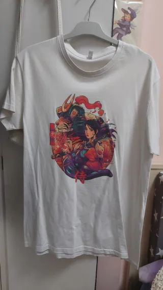 Camiseta negra con dibujo anime