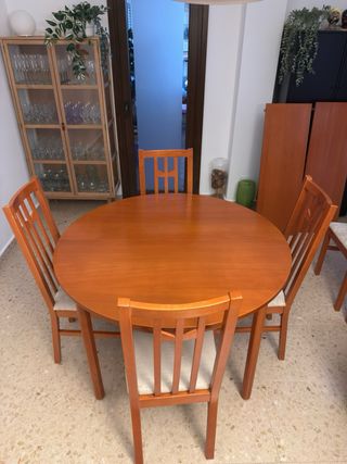 Mesa comedor madera con 6 sillas.