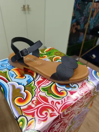 Sandalia plana negra con detalle