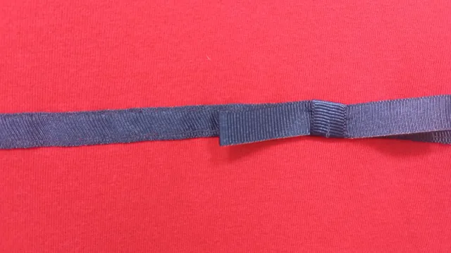 Camiseta roja con rayas azul marino