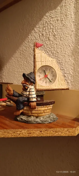 Figura marinero con reloj de vela
