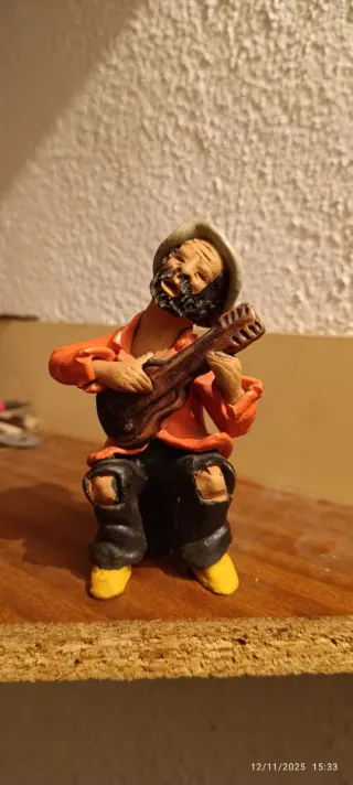 Figura de músico tocando guitarra