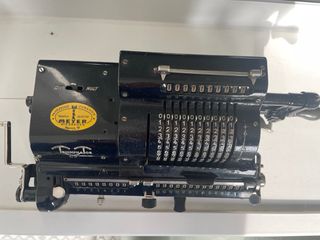 Calculadora mecánica TRIUMPHATOR C2 antigua