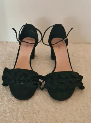 Sandalias negras con volantes