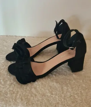 Sandalias negras con volantes