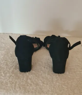 Sandalias negras con volantes