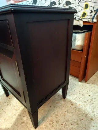 Mesita de noche de madera Caoba