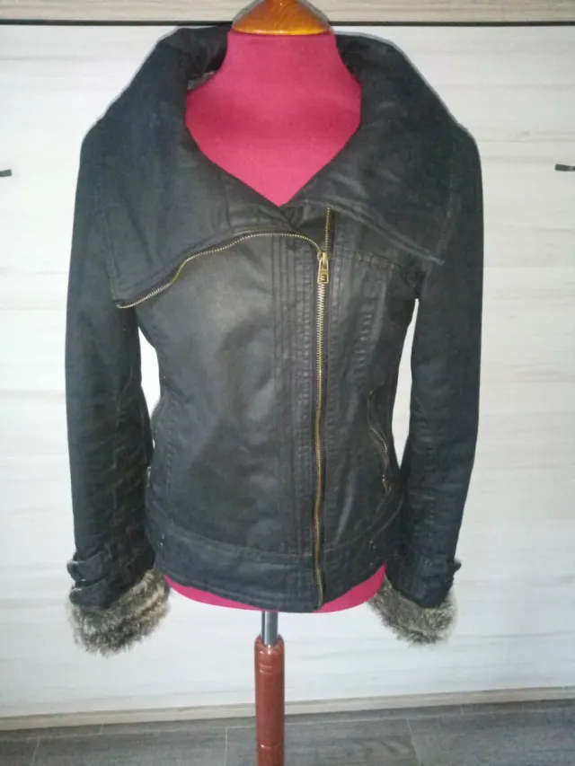 Abrigo negro con detalles grises