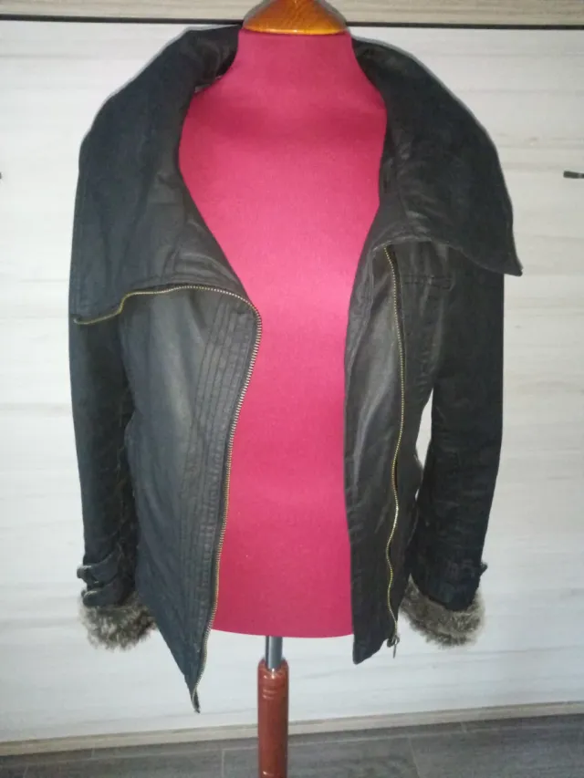 Abrigo negro con detalles grises