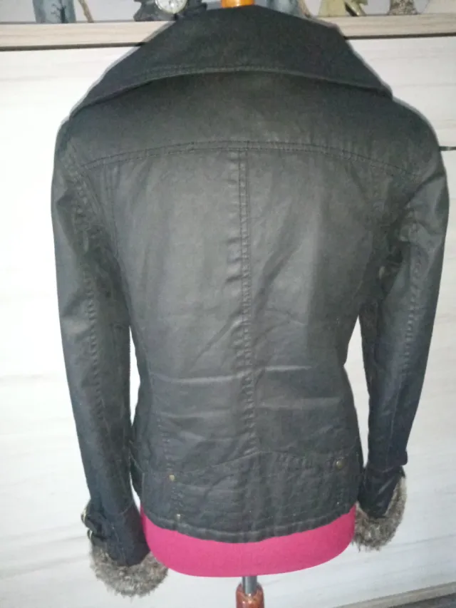 Abrigo negro con detalles grises