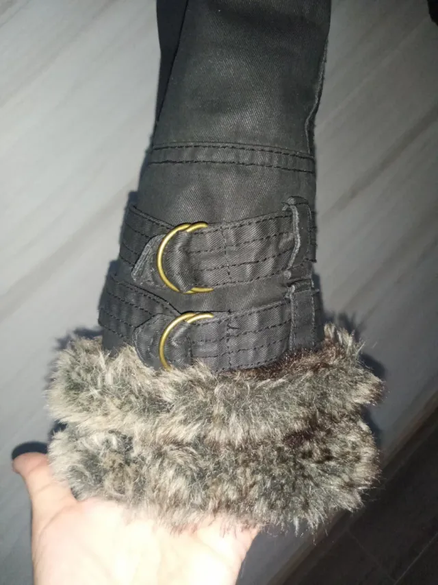 Abrigo negro con detalles grises