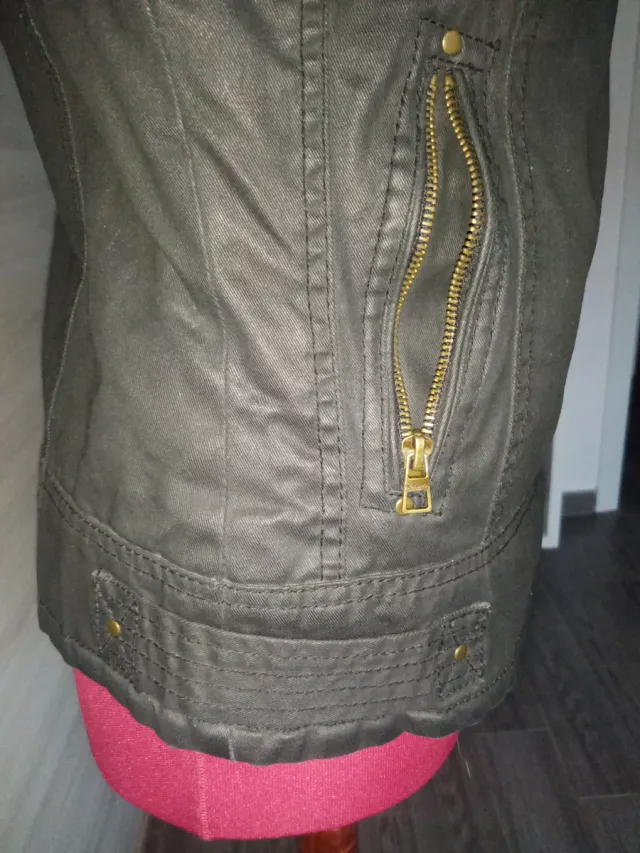 Abrigo negro con detalles grises