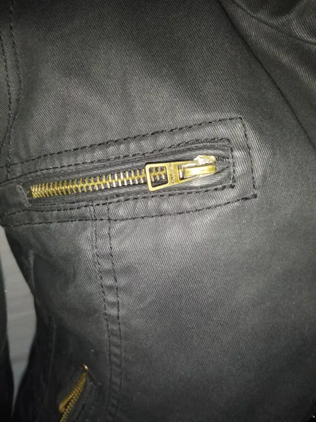 Abrigo negro con detalles grises