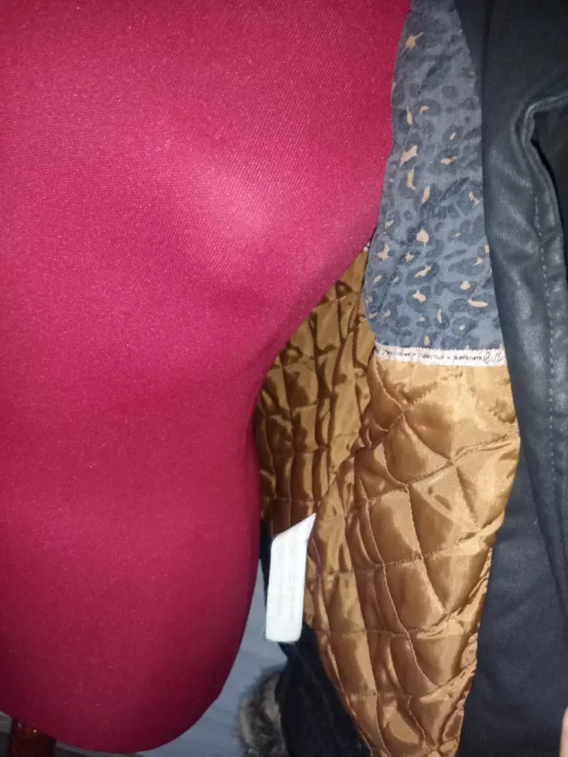 Abrigo negro con detalles grises