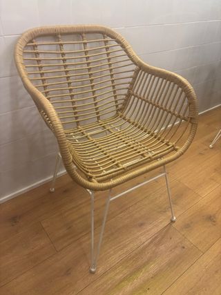 Sillas de mimbre estilo cafetería.