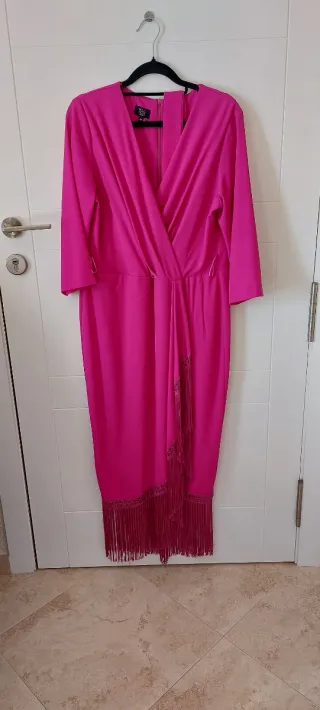 Vestido elegante fucsia con flecos