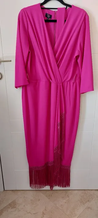 Vestido elegante fucsia con flecos