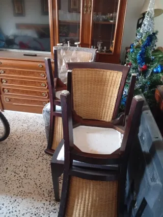Sillas de madera y mimbre