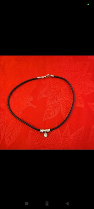 Collar negro con colgante de plata
