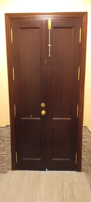 Puerta madera maciza doble