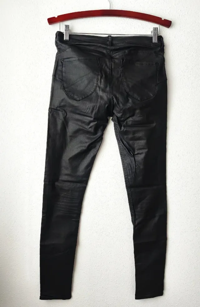 Pantalón pitillo negro brillante H&M