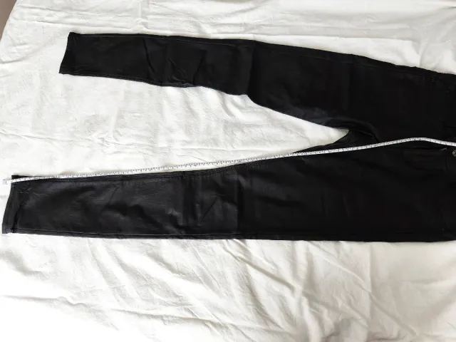 Pantalón pitillo negro brillante H&M