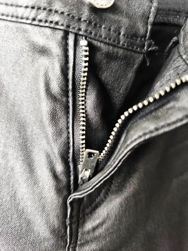 Pantalón pitillo negro brillante H&M