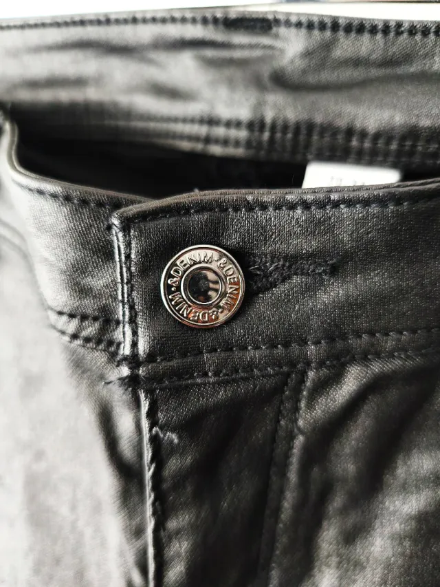 Pantalón pitillo negro brillante H&M