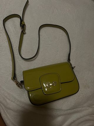 Bolso verde brillante con cadena dorada