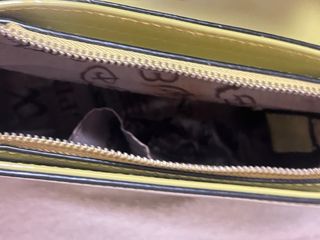 Bolso verde brillante con cadena dorada