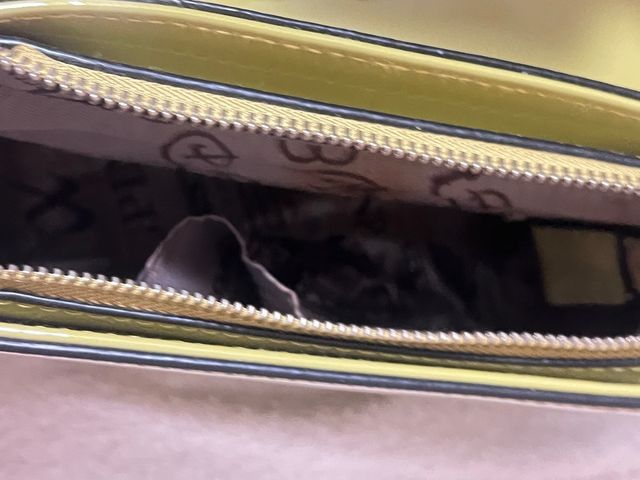 Bolso verde brillante con cadena dorada