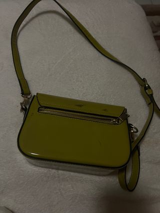 Bolso verde brillante con cadena dorada