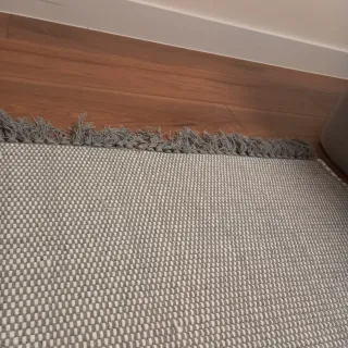 Alfombra juvenil Maison du Monde gris y blanco