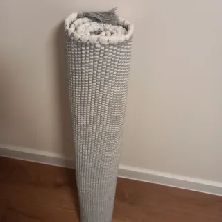 Alfombra juvenil Maison du Monde gris y blanco