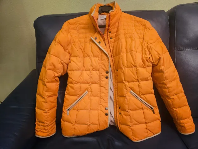 Cazadora de plumas naranja y beige