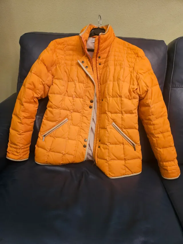 Cazadora de plumas naranja y beige