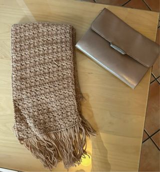 Bufanda y bolso marrón y dorado