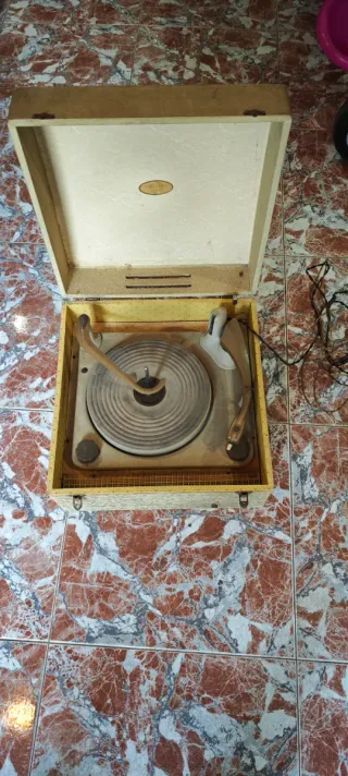 Giradischi vintage beige e dorato