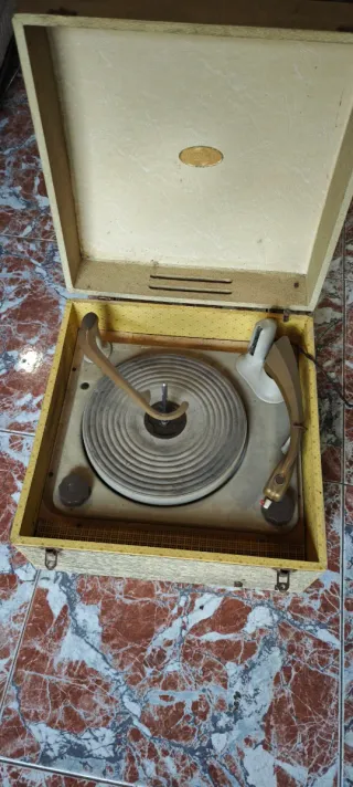 Giradischi vintage beige e dorato