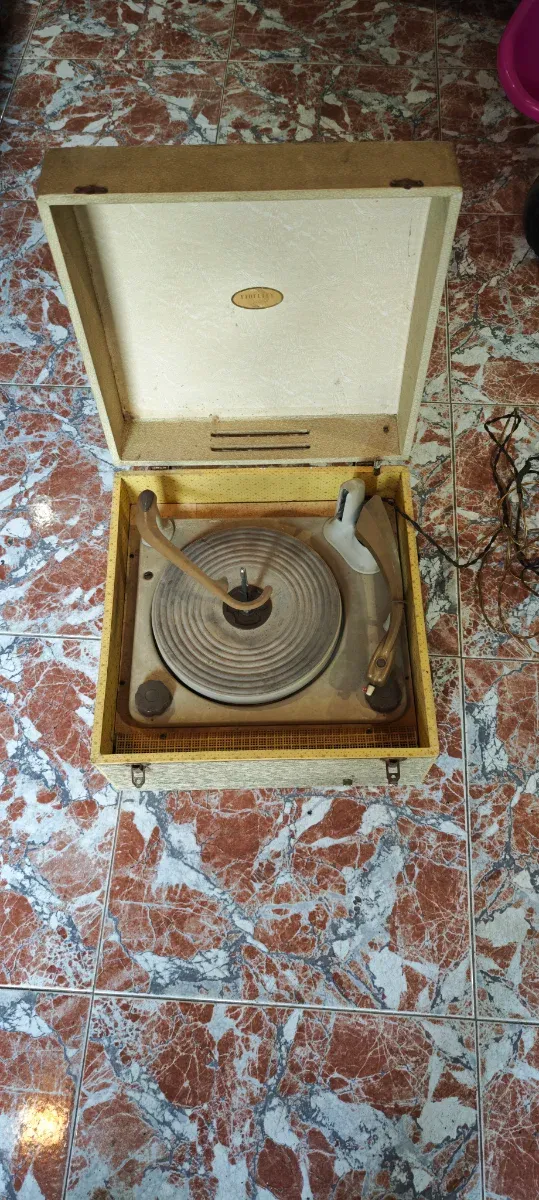 Giradischi vintage beige e dorato