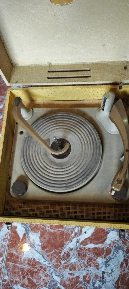 Giradischi vintage beige e dorato