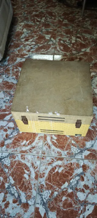 Giradischi vintage beige e dorato