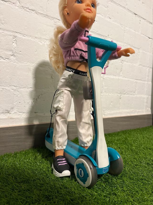 Nancy en Patinete