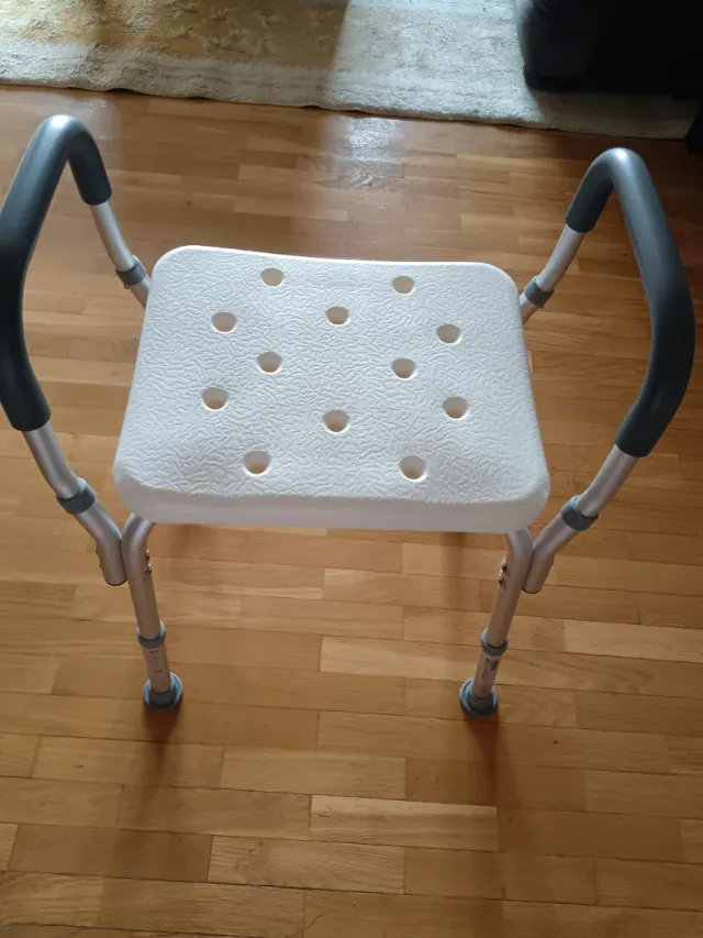 Silla de ducha con reposabrazos