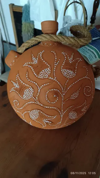 Botijo de barro artesanal decorado