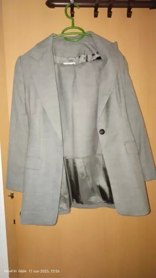 Traje de chaqueta y falda gris
